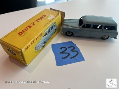 une petite voiture posée à côté d'une boîte sur une table