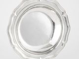 un plateau d'argent antique sur un support sur fond blanc