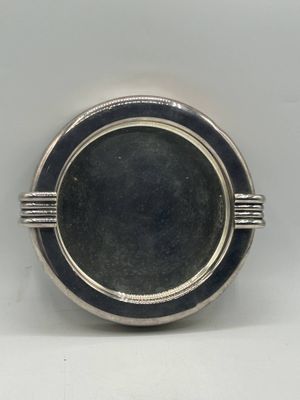 un gros plan d'une bague en argent sertie d'une pierre noire