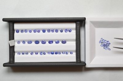 une assiette avec une fourchette et un plateau orné de perles bleues