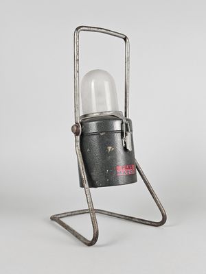 une image représentant une lampe posée sur un pied