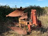 un tracteur qui est garé dans l'herbe