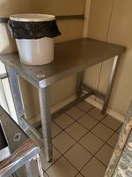 Une petite table en inox Dimensions : 85 x 100 x 50 cm envir…
