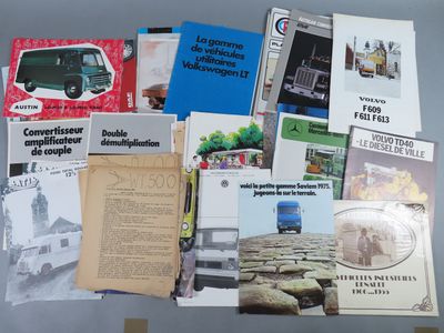 de nombreux types de brochures disposés sur une table