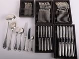 beaucoup d'argenterie dans une boîte sur une table