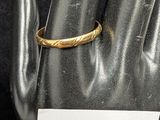 un gros plan d'une bague en or à la main d'un mannequin