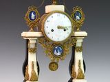 une horloge posée sur une table