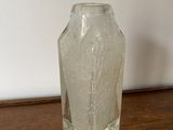 un vase en verre transparent posé sur une table en bois
