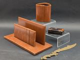 un ensemble de bureau en cuir marron comprenant un couteau, un portefeuille et un étui