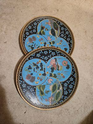 trois assiettes posées par terre