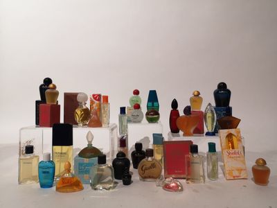 beaucoup de flacons de parfum posés sur une table