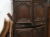 plusieurs meubles sont empilés dans une pièce