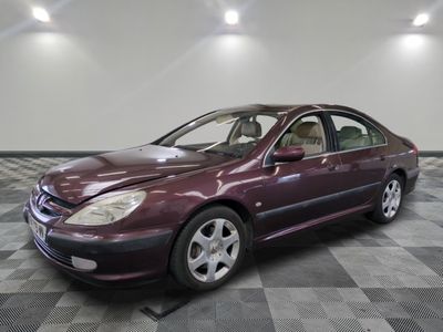 une photo d'une voiture bordeaux garée dans un garage