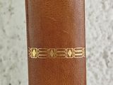 un livre brun posé sur une table