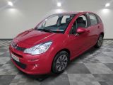 la voiture rouge est garée dans le garage sur un sol en damier