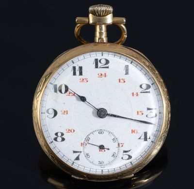 gros plan d'une montre de poche en or sur une surface noire