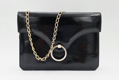 un sac à main noir auquel est accrochée une chaîne
