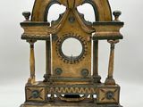 une horloge posée sur un support sur une table