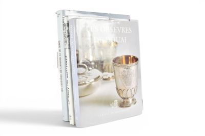 Le livre représente une coupe en argent et une autre coupe en argent posées sur un fond blanc.