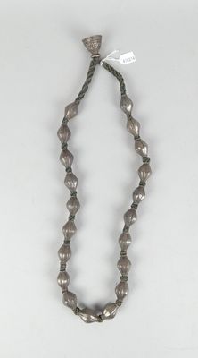 un gros plan d'un collier orné de perles sur un fond blanc