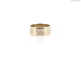 gros plan d'une bague sur fond blanc