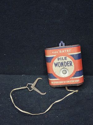une boîte de « Pill Wonder » à côté d'une paire de pinces