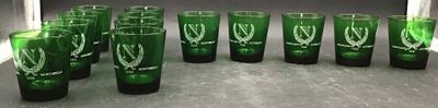 de nombreux verres à shot verts alignés sur le comptoir