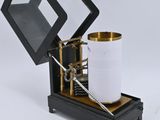 une petite horloge posée sur une table
