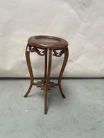 Sellette en bois sculpté et plateau de marbre Travail de sty…