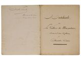 un vieux livre portant des notes manuscrites, ouvert sur une surface blanche