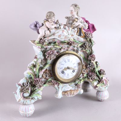 VOIGT, Sitzendorf. Pendule en porcelaine à décor d'un putto …