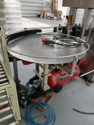 une photo d'un tapis roulant dans une usine