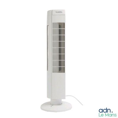 Le ventilateur colonne blanc est posé sur un socle blanc.