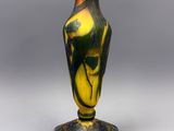 Gros plan sur un vase posé sur une surface blanche, sur fond gris