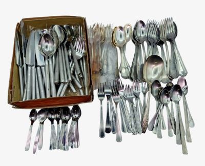 beaucoup d'argenterie dans une boîte posée sur la table
