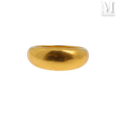 une image d'un gros plan d'une bague en or sur un fond blanc