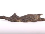 une figurine représentant un chat couché par terre