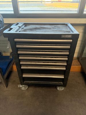 un gros plan d'une armoire à outils dans une pièce située près d'une fenêtre