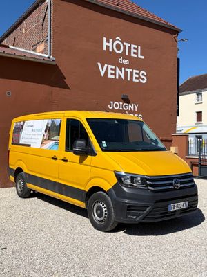 une camionnette jaune garée devant un hôtel