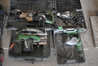de nombreux outils dans la mallette posée sur le sol