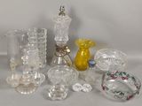 un grand nombre d'objets en verre posés sur une table