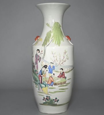 un vase blanc orné d'une peinture sur le côté