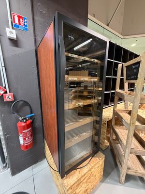 une grande vitrine contenant de nombreux plateaux de nourriture
