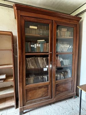 une bibliothèque remplie de livres dans une pièce