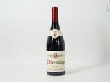 une bouteille de vin posée sur une table