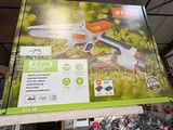 une grande caisse d'outils de jardinage exposée dans un magasin