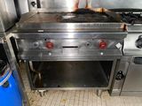 une image d'une cuisine commerciale avec une cuisinière et un four
