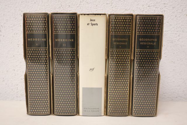Lot de Pléiade : Médecine 2 vol. sous emboitage. Géographie régio...