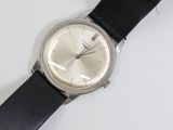 une montre posée sur une surface blanche