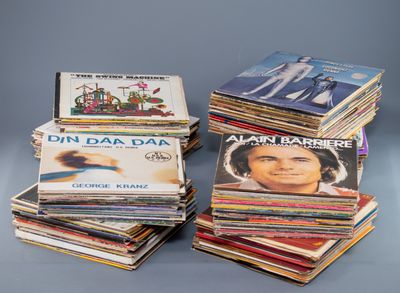Lot de disques vinyles en 33 tours et maxi 45 tours, période…